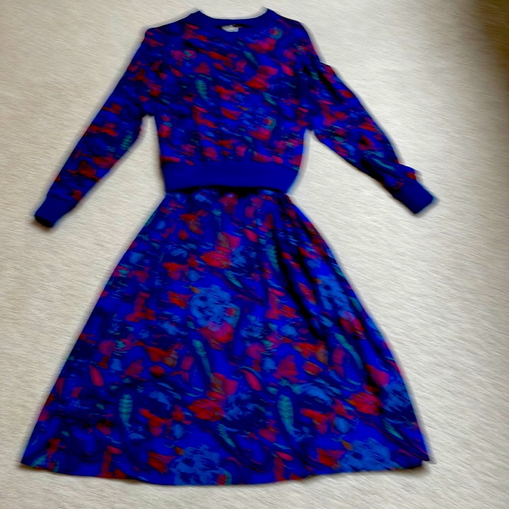Sophisticated 2 piece dress great for office or party. Artistic multi color.